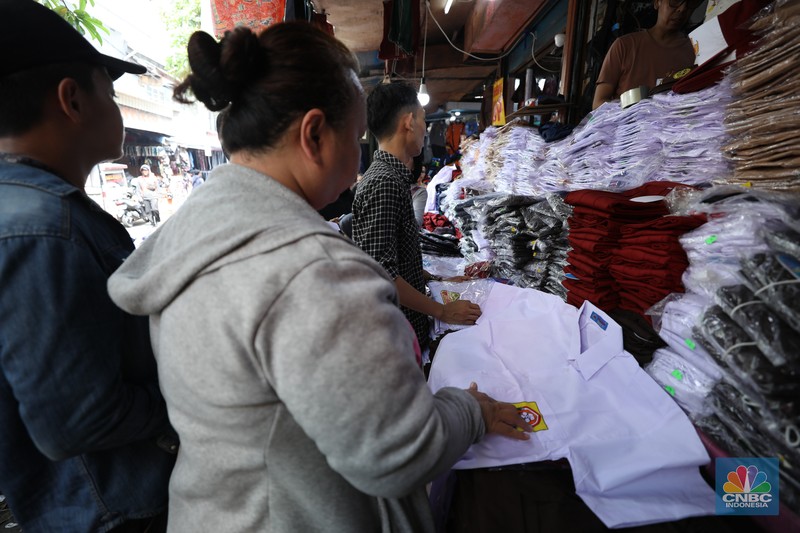 Pasar Penjualan Baju Seragam Sekolah. (CNBC Indonesia/Tri Susilo) Pasar Penjualan Baju Seragam Sekolah. (CNBC Indonesia/Tri Susilo)