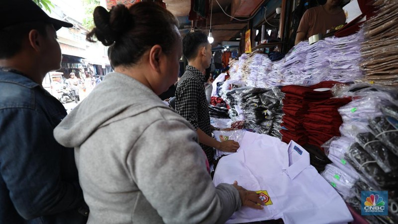 Pasar Penjualan Baju Seragam Sekolah. (CNBC Indonesia/Tri Susilo)
