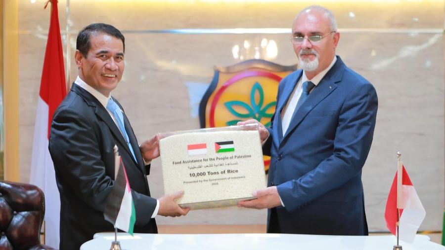 Pemerintah Indonesia menyalurkan bantuan kemanusiaan berupa 10.000 ton beras kepada Palestina. Bantuan ini diserahkan langsung secara simbolis oleh Menteri Pertanian (Mentan) Andi Amran Sulaiman kepada Menteri Pertanian Negara Palestina Rezq Basheer-Salimia pada Senin (7/7/2025) di Kantor Pusat Kementerian Pertanian (Kementan), Jakarta Selatan. (Dok. Kementan)
