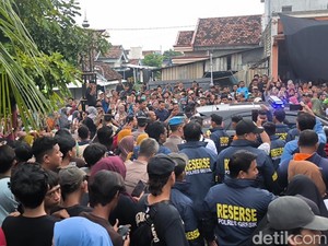 Ratusan Warga Banjiri Rekonstruksi Perampokan-Pembunuhan di Gresik