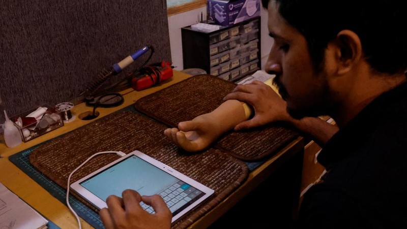 Perusahaan rintisan Pakistan membuat dan mengirimkan prostetik ke anak-anak penyintas perang. (REUTERS/Akhtar Soomro)
