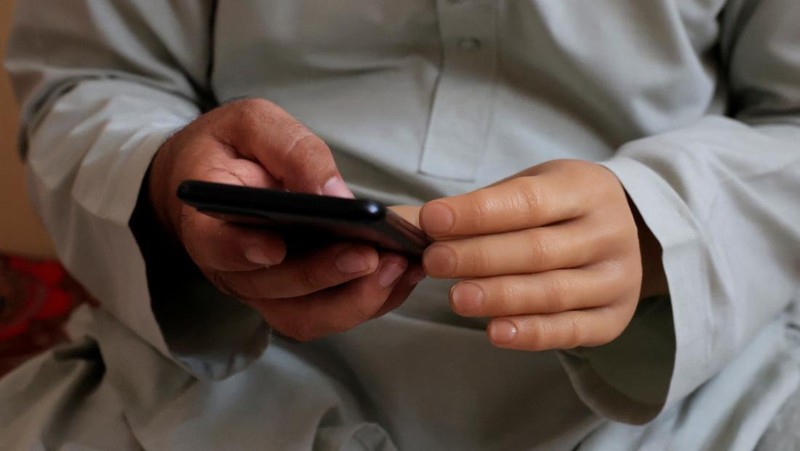 Perusahaan rintisan Pakistan membuat dan mengirimkan prostetik ke anak-anak penyintas perang. (REUTERS/Akhtar Soomro)
