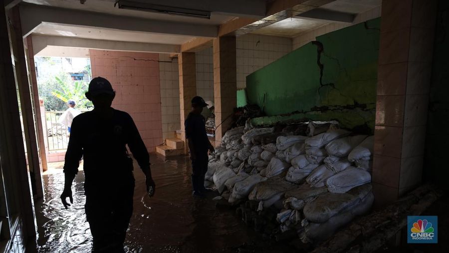 Petugas Penanganan Prasarana dan Sarana Umum (PPSU) dan Sumber Daya Air langsung melakukan penanganan awal tanggul jebol di Jati Padang, Pasar Minggu, Jakarta Selatan, Senin (7/7/2025). (CNBC Indonesia/Tri Susilo) Petugas Penanganan Prasarana dan Sarana Umum (PPSU) dan Sumber Daya Air langsung melakukan penanganan awal tanggul jebol di Jati Padang, Pasar Minggu, Jakarta Selatan, Senin (7/7/2025). (CNBC Indonesia/Tri Susilo)