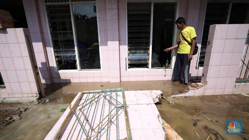 Petugas Penanganan Prasarana dan Sarana Umum (PPSU) dan Sumber Daya Air langsung melakukan penanganan awal tanggul jebol di Jati Padang, Pasar Minggu, Jakarta Selatan, Senin (7/7/2025). (CNBC Indonesia/Tri Susilo)