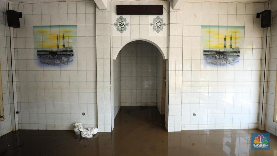 Petugas Penanganan Prasarana dan Sarana Umum (PPSU) dan Sumber Daya Air langsung melakukan penanganan awal tanggul jebol di Jati Padang, Pasar Minggu, Jakarta Selatan, Senin (7/7/2025). (CNBC Indonesia/Tri Susilo)