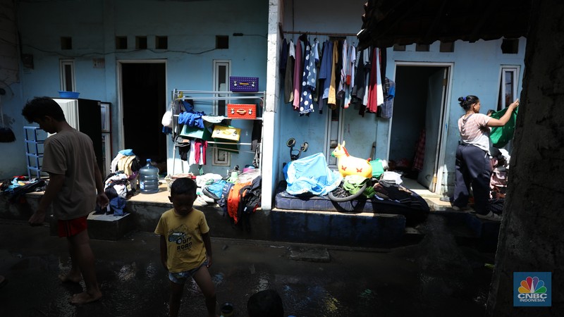 Petugas Penanganan Prasarana dan Sarana Umum (PPSU) dan Sumber Daya Air langsung melakukan penanganan awal tanggul jebol di Jati Padang, Pasar Minggu, Jakarta Selatan, Senin (7/7/2025). (CNBC Indonesia/Tri Susilo)