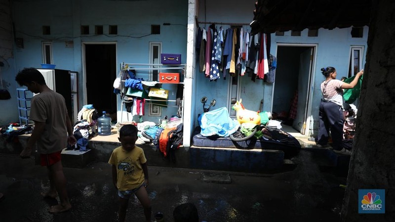 Petugas Penanganan Prasarana dan Sarana Umum (PPSU) dan Sumber Daya Air langsung melakukan penanganan awal tanggul jebol di Jati Padang, Pasar Minggu, Jakarta Selatan, Senin (7/7/2025). (CNBC Indonesia/Tri Susilo)