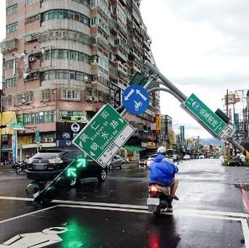 Taiwan Dihantam Topan Danas, 2 Orang Tewas-Ratusan Luka-luka
