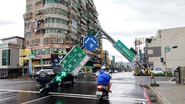 Taiwan Dihantam Topan Danas, 2 Orang Tewas-Ratusan Luka-luka