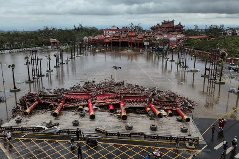 TAIWAN-WEATHER-TYPHOON This picture shows the collapsed archway of Nankunshen Daitian temple and the flooded courtyard in the aftermath of Typhoon Danas in Tainan on July 7, 2025. Typhoon Danas made landfall on the west coast of Taiwan late on July 6, the Central Weather Administration said, dumping torrential rain on the island that triggered flooding and landslides. (Photo by Johnson LIU / AFP)