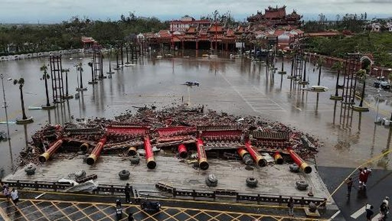 This picture shows the collapsed archway of Nankunshen Daitian temple and the flooded courtyard in the aftermath of Typhoon Danas in Tainan on July 7, 2025. Typhoon Danas made landfall on the west coast of Taiwan late on July 6, the Central Weather Administration said, dumping torrential rain on the island that triggered flooding and landslides. (Photo by Johnson LIU / AFP)