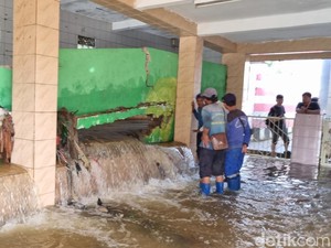 Penyebab Tanggul di Jati Padang Jaksel Jebol hingga Rumah Warga Kebanjiran