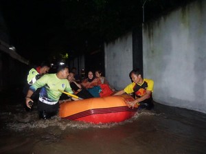 Dua Warga Tewas Tersetrum Saat Banjir di Mataram dan Lombok Barat