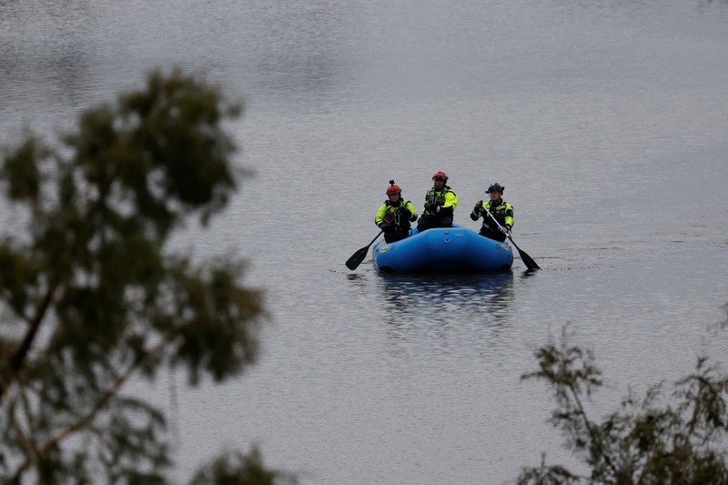 Tim penyelamat mendayung perahu karet saat mencari korban setelah banjir bandang di Kerrville, Texas, AS, Minggu (6/7/2025). (REUTERS/Marco Bello) Tim penyelamat mendayung perahu karet saat mencari korban setelah banjir bandang di Kerrville, Texas, AS, Minggu (6/7/2025). (REUTERS/Marco Bello)