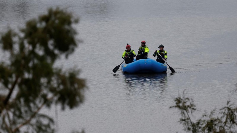 Tim penyelamat mendayung perahu karet saat mencari korban setelah banjir bandang di Kerrville, Texas, AS, Minggu (6/7/2025). (REUTERS/Marco Bello)