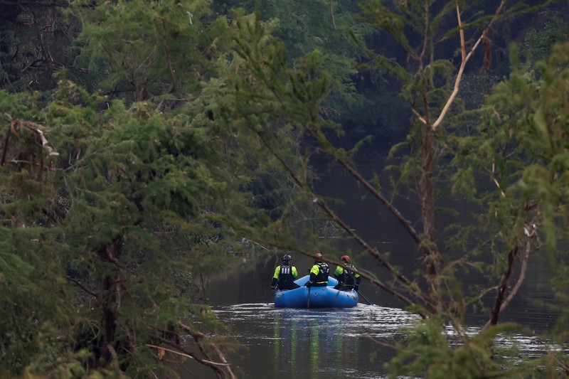 Tim penyelamat mendayung perahu karet saat mencari korban setelah banjir bandang di Kerrville, Texas, AS, Minggu (6/7/2025). (REUTERS/Marco Bello)