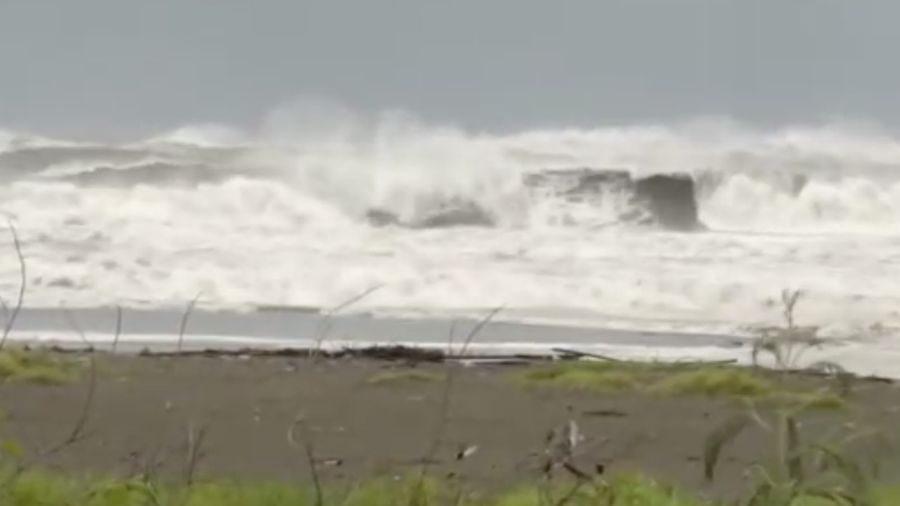 Topan Danas di Taiwan. (Tangakapan Layar Video REUTERS)