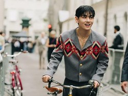 Gaya V BTS Eksis di Paris Usai Wamil, Diundang Anna Wintour ke Vogue World Gaya V BTS Eksis di Paris Usai Wamil, Diundang Anna Wintour ke Vogue World