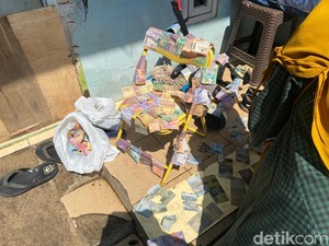 Warga Jemur Uang Kotak Amal Musala di Pasming Jaksel Usai Terendam Banjir