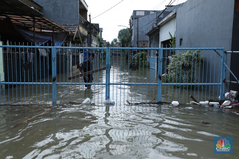 Banjir akibat hujan deras yang melanda di kawasan Ciledug, Tangerang, Selasa (8/7/2025). (CNBC Indonesia/Tri Susilo) Banjir akibat hujan deras yang melanda di kawasan Ciledug, Tangerang, Selasa (8/7/2025). (CNBC Indonesia/Tri Susilo)