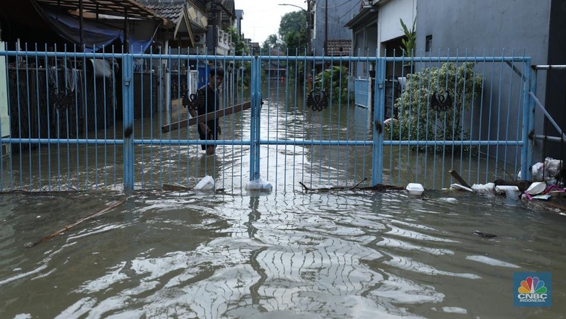Banjir akibat hujan deras yang melanda di kawasan Ciledug, Tangerang, Selasa (8/7/2025). (CNBC Indonesia/Tri Susilo)