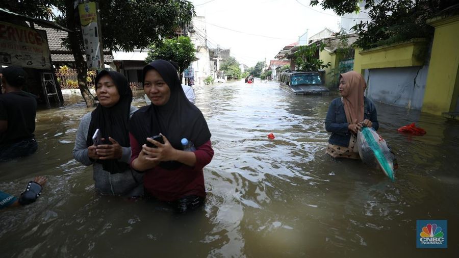 Banjir akibat hujan deras yang melanda di kawasan Ciledug, Tangerang, Selasa (8/7/2025). (CNBC Indonesia/Tri Susilo) Banjir akibat hujan deras yang melanda di kawasan Ciledug, Tangerang, Selasa (8/7/2025). (CNBC Indonesia/Tri Susilo)
