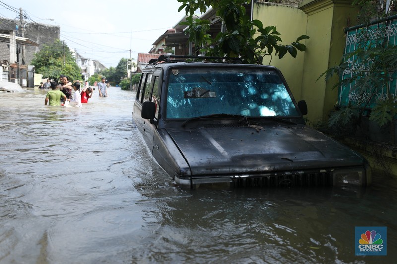 Banjir akibat hujan deras yang melanda di kawasan Ciledug, Tangerang, Selasa (8/7/2025). (CNBC Indonesia/Tri Susilo) Banjir akibat hujan deras yang melanda di kawasan Ciledug, Tangerang, Selasa (8/7/2025). (CNBC Indonesia/Tri Susilo)