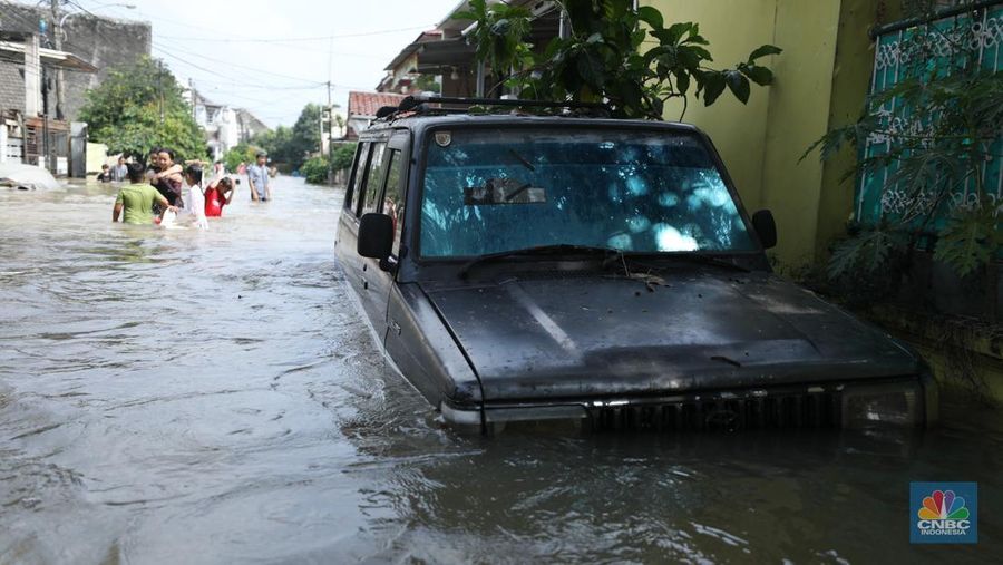 Banjir akibat hujan deras yang melanda di kawasan Ciledug, Tangerang, Selasa (8/7/2025). (CNBC Indonesia/Tri Susilo)