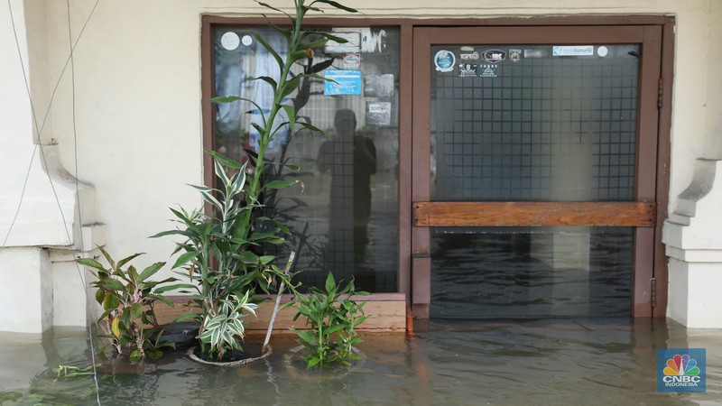 Banjir akibat hujan deras yang melanda di kawasan Ciledug, Tangerang, Selasa (8/7/2025). (CNBC Indonesia/Tri Susilo) Banjir akibat hujan deras yang melanda di kawasan Ciledug, Tangerang, Selasa (8/7/2025). (CNBC Indonesia/Tri Susilo)