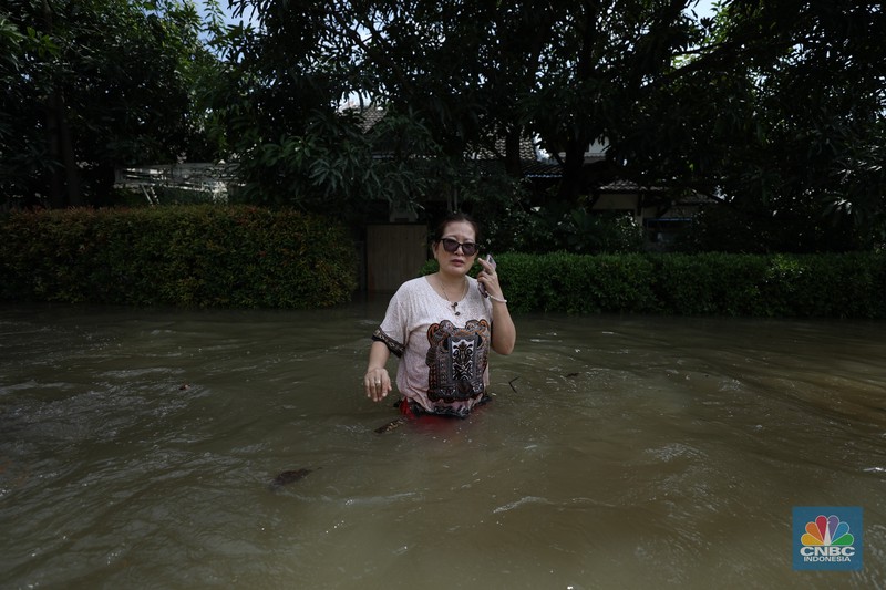Banjir akibat hujan deras yang melanda di kawasan Ciledug, Tangerang, Selasa (8/7/2025). (CNBC Indonesia/Tri Susilo) Banjir akibat hujan deras yang melanda di kawasan Ciledug, Tangerang, Selasa (8/7/2025). (CNBC Indonesia/Tri Susilo)