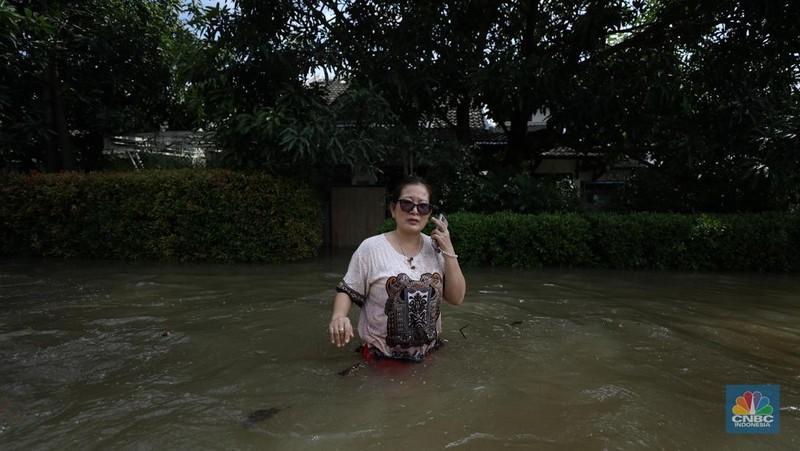 Banjir akibat hujan deras yang melanda di kawasan Ciledug, Tangerang, Selasa (8/7/2025). (CNBC Indonesia/Tri Susilo)