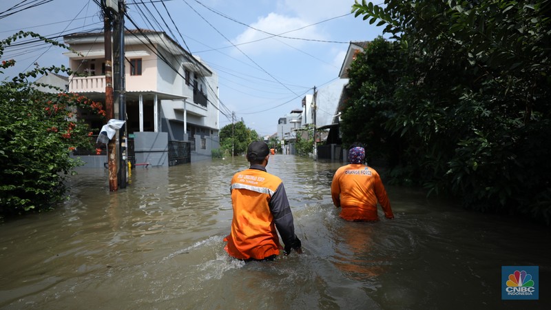 Banjir akibat hujan deras yang melanda di kawasan Ciledug, Tangerang, Selasa (8/7/2025). (CNBC Indonesia/Tri Susilo) Banjir akibat hujan deras yang melanda di kawasan Ciledug, Tangerang, Selasa (8/7/2025). (CNBC Indonesia/Tri Susilo)