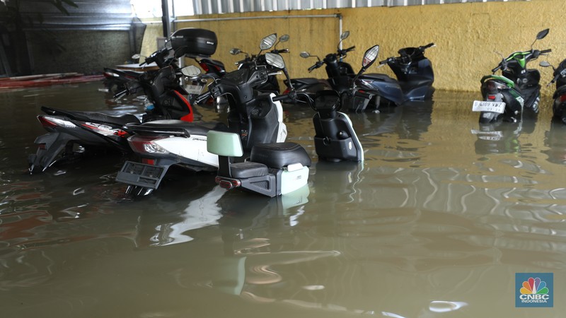 Banjir akibat hujan deras yang melanda di kawasan Ciledug, Tangerang, Selasa (8/7/2025). (CNBC Indonesia/Tri Susilo) Banjir akibat hujan deras yang melanda di kawasan Ciledug, Tangerang, Selasa (8/7/2025). (CNBC Indonesia/Tri Susilo)