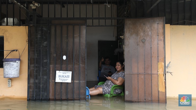 Banjir akibat hujan deras yang melanda di kawasan Ciledug, Tangerang, Selasa (8/7/2025). (CNBC Indonesia/Tri Susilo) Banjir akibat hujan deras yang melanda di kawasan Ciledug, Tangerang, Selasa (8/7/2025). (CNBC Indonesia/Tri Susilo)