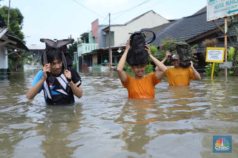 Banjir akibat hujan deras yang melanda di kawasan Ciledug, Tangerang, Selasa (8/7/2025). (CNBC Indonesia/Tri Susilo) Banjir akibat hujan deras yang melanda di kawasan Ciledug, Tangerang, Selasa (8/7/2025). (CNBC Indonesia/Tri Susilo)