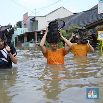 Banjir Rendam Ciledug Sampai 2 Meter, Warga Langsung Dievakuasi