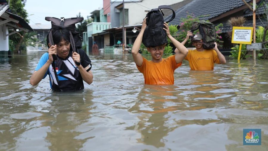 Banjir akibat hujan deras yang melanda di kawasan Ciledug, Tangerang, Selasa (8/7/2025). (CNBC Indonesia/Tri Susilo)