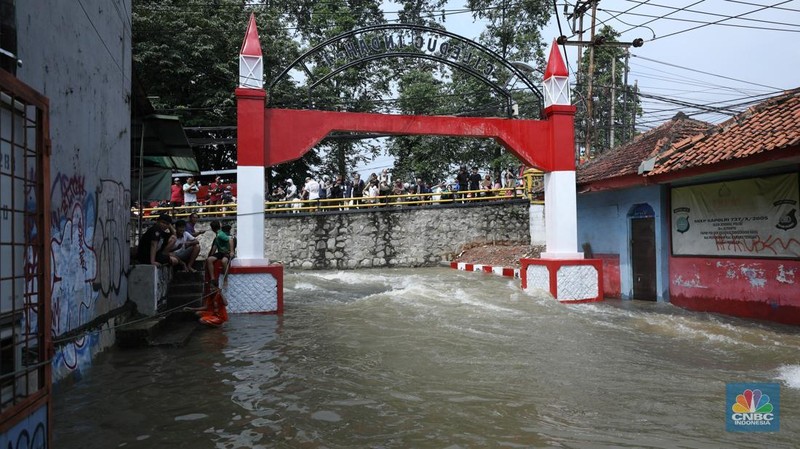 Banjir akibat hujan deras yang melanda di kawasan Ciledug, Tangerang, Selasa (8/7/2025). (CNBC Indonesia/Tri Susilo)