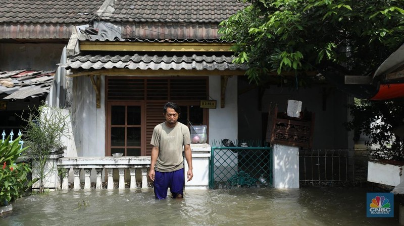 Banjir akibat hujan deras yang melanda di kawasan Ciledug, Tangerang, Selasa (8/7/2025). (CNBC Indonesia/Tri Susilo)