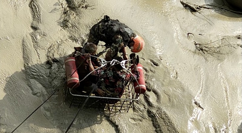 Banjir bandang dahsyat yang dipicu oleh hujan lebat menghantam lembah pegunungan Himalaya yang terletak di perbatasan China dan Nepal pada Selasa (8/7/2025), menewaskan setidaknya satu orang dan menyebabkan 28 orang lainnya hilang. Banjir bandang dahsyat yang dipicu oleh hujan lebat menghantam lembah pegunungan Himalaya yang terletak di perbatasan China dan Nepal pada Selasa (8/7/2025), menewaskan setidaknya satu orang dan menyebabkan 28 orang lainnya hilang. (Tangkapan Layar Video Reuters/HD)