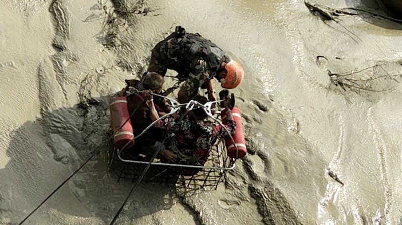 Banjir bandang dahsyat yang dipicu oleh hujan lebat menghantam lembah pegunungan Himalaya yang terletak di perbatasan China dan Nepal pada Selasa (8/7/2025), menewaskan setidaknya satu orang dan menyebabkan 28 orang lainnya hilang. (Tangkapan Layar Video Reuters/HD)
