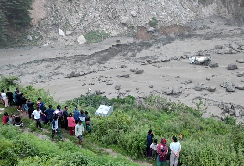 Banjir bandang dahsyat yang dipicu oleh hujan lebat menghantam lembah pegunungan Himalaya yang terletak di perbatasan China dan Nepal pada Selasa (8/7/2025), menewaskan setidaknya satu orang dan menyebabkan 28 orang lainnya hilang. Banjir bandang dahsyat yang dipicu oleh hujan lebat menghantam lembah pegunungan Himalaya yang terletak di perbatasan China dan Nepal pada Selasa (8/7/2025), menewaskan setidaknya satu orang dan menyebabkan 28 orang lainnya hilang. (Tangkapan Layar Video Reuters/HD)