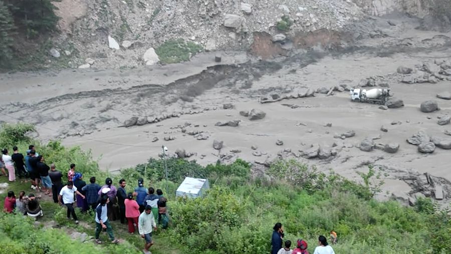 Banjir bandang luar biasa nan dipicu oleh hujan lebat menghantam lembah pegunungan Himalaya nan terletak di perbatasan China dan Nepal pada Selasa (8/7/2025), menewaskan setidaknya satu orang dan menyebabkan 28 orang lainnya hilang. (Tangkapan Layar Video Reuters/HD)