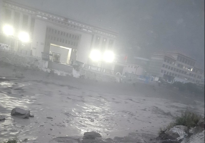 Banjir bandang dahsyat yang dipicu oleh hujan lebat menghantam lembah pegunungan Himalaya yang terletak di perbatasan China dan Nepal pada Selasa (8/7/2025), menewaskan setidaknya satu orang dan menyebabkan 28 orang lainnya hilang. Banjir bandang dahsyat yang dipicu oleh hujan lebat menghantam lembah pegunungan Himalaya yang terletak di perbatasan China dan Nepal pada Selasa (8/7/2025), menewaskan setidaknya satu orang dan menyebabkan 28 orang lainnya hilang. (Tangkapan Layar Video Reuters/HD)