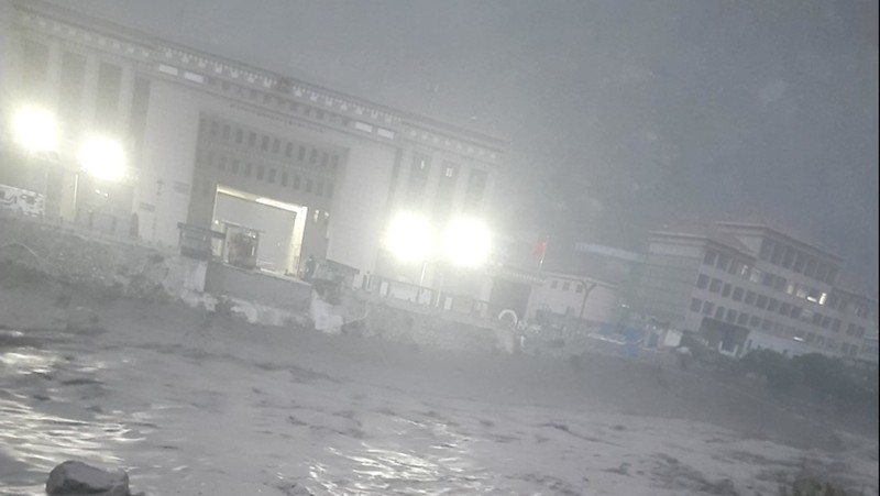 Banjir bandang dahsyat yang dipicu oleh hujan lebat menghantam lembah pegunungan Himalaya yang terletak di perbatasan China dan Nepal pada Selasa (8/7/2025), menewaskan setidaknya satu orang dan menyebabkan 28 orang lainnya hilang. (Tangkapan Layar Video Reuters/HD)