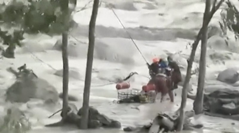 Banjir bandang dahsyat yang dipicu oleh hujan lebat menghantam lembah pegunungan Himalaya yang terletak di perbatasan China dan Nepal pada Selasa (8/7/2025), menewaskan setidaknya satu orang dan menyebabkan 28 orang lainnya hilang. Banjir bandang dahsyat yang dipicu oleh hujan lebat menghantam lembah pegunungan Himalaya yang terletak di perbatasan China dan Nepal pada Selasa (8/7/2025), menewaskan setidaknya satu orang dan menyebabkan 28 orang lainnya hilang. (Tangkapan Layar Video Reuters/HD)