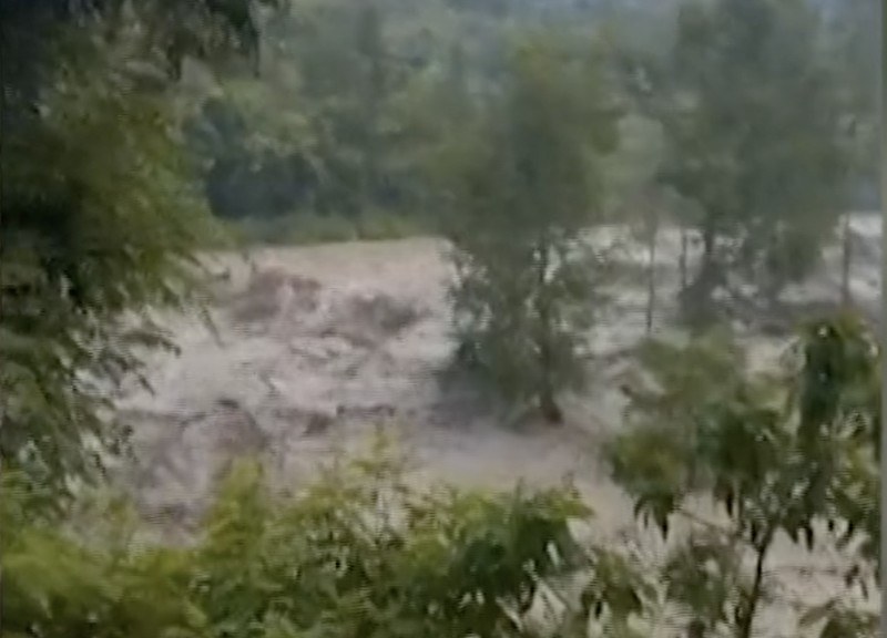 Banjir bandang dahsyat yang dipicu oleh hujan lebat menghantam lembah pegunungan Himalaya yang terletak di perbatasan China dan Nepal pada Selasa (8/7/2025), menewaskan setidaknya satu orang dan menyebabkan 28 orang lainnya hilang. Banjir bandang dahsyat yang dipicu oleh hujan lebat menghantam lembah pegunungan Himalaya yang terletak di perbatasan China dan Nepal pada Selasa (8/7/2025), menewaskan setidaknya satu orang dan menyebabkan 28 orang lainnya hilang. (Tangkapan Layar Video Reuters/HD)