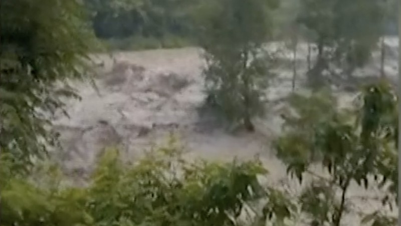 Banjir bandang dahsyat yang dipicu oleh hujan lebat menghantam lembah pegunungan Himalaya yang terletak di perbatasan China dan Nepal pada Selasa (8/7/2025), menewaskan setidaknya satu orang dan menyebabkan 28 orang lainnya hilang. (Tangkapan Layar Video Reuters/HD)
