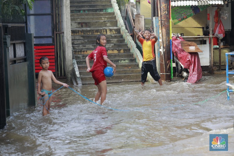 Banjir yang melanda di kawasan Jati Pdang, Jakarta Selatan, Selasa (8/7/2025). (CNBC Indonesia/Muhammad Sabki) Banjir yang melanda di kawasan Jati Pdang, Jakarta Selatan, Selasa (8/7/2025). (CNBC Indonesia/Muhammad Sabki)