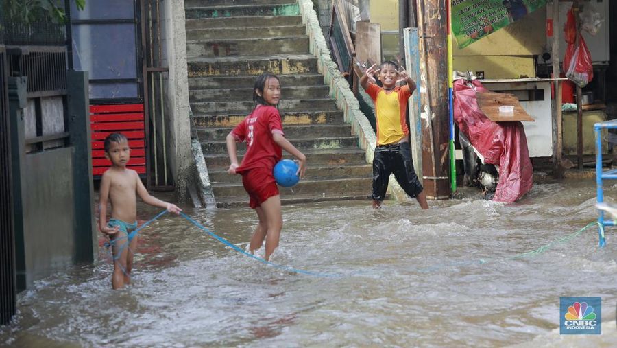 Banjir yang melanda di kawasan Jati Pdang, Jakarta Selatan, Selasa (8/7/2025). (CNBC Indonesia/Muhammad Sabki)